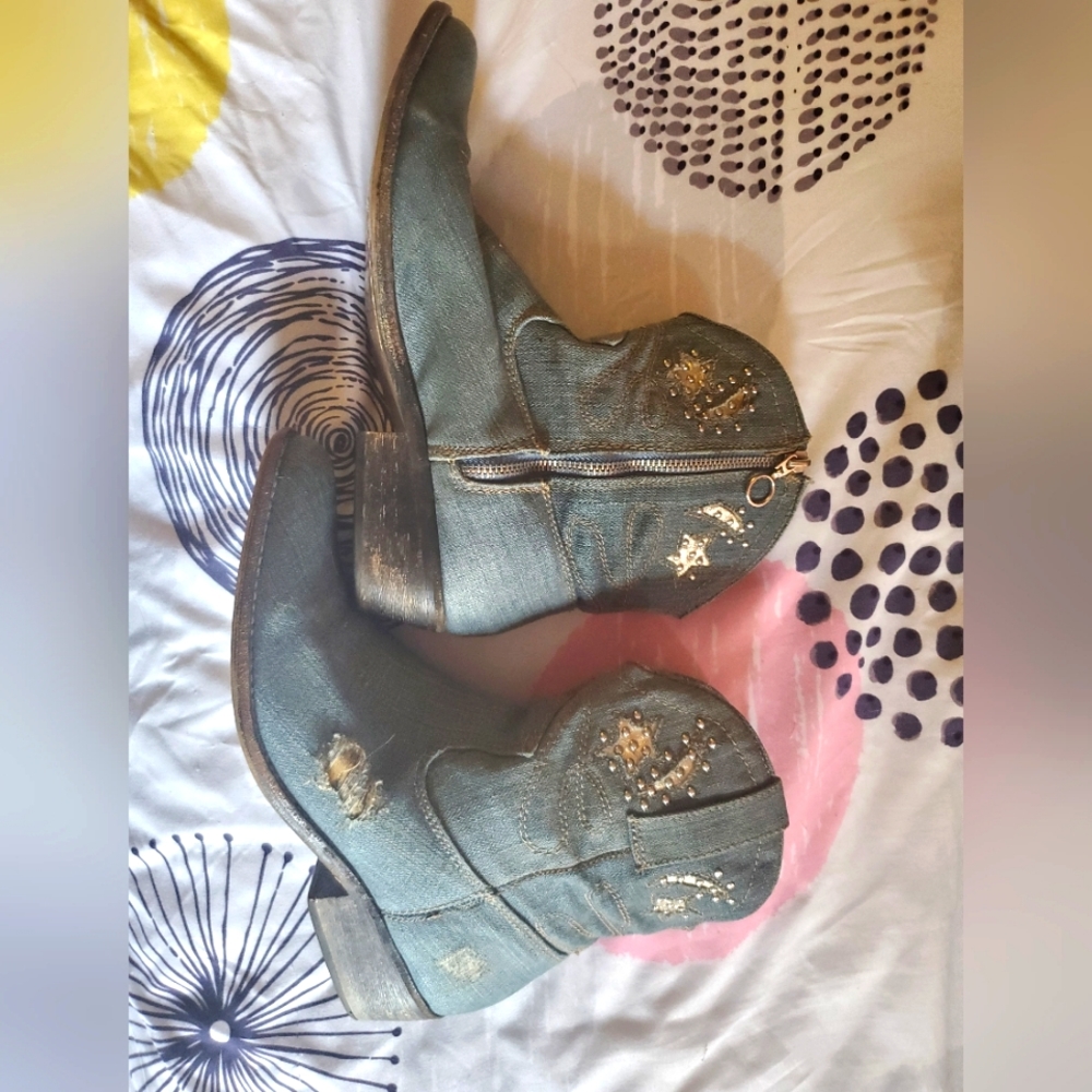 DENIM, DISTRESSED WESTERN BOOTS SIZE 10